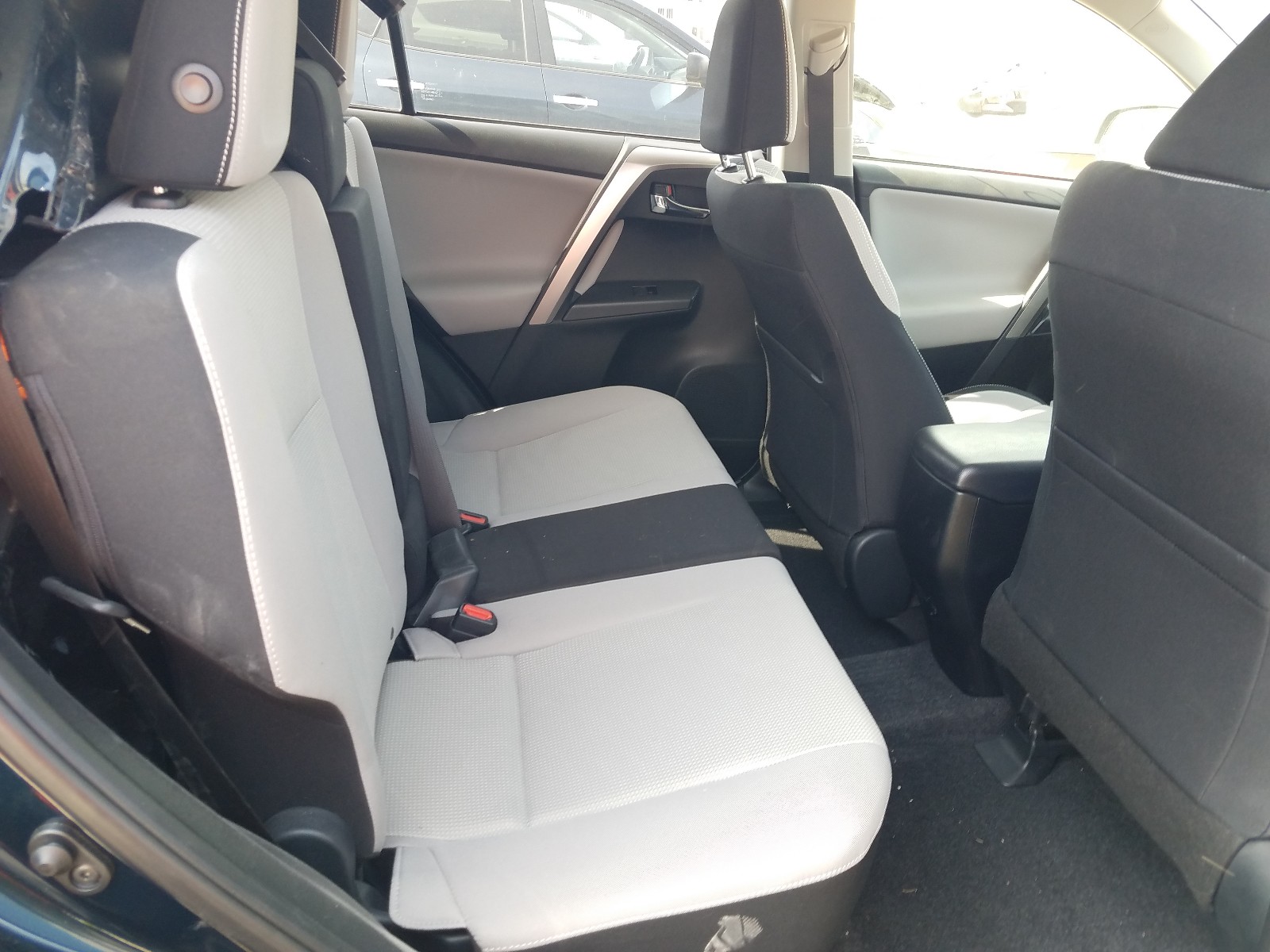 Photo 6 from auction – 2017 TOYOTA RAV4 XLE with VIN JTMRFREVXHJ131733