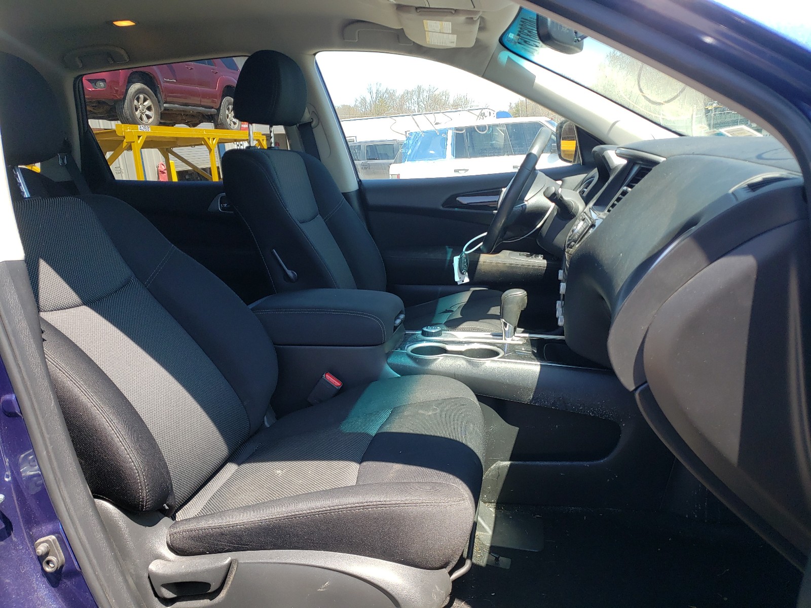 Photo 5 from auction – 2017 NISSAN PATHFINDER with VIN 5N1DR2MM5HC685117