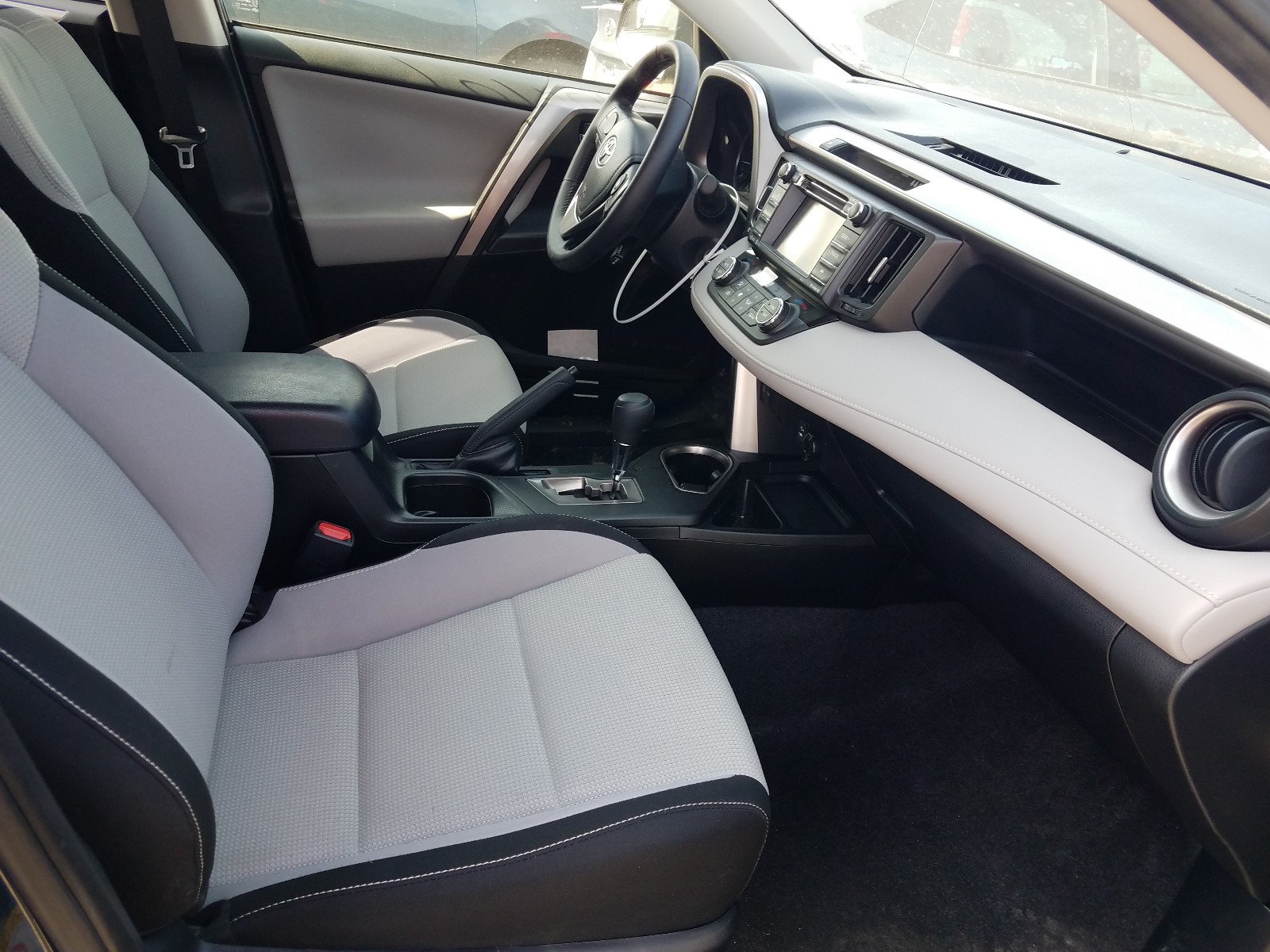 Photo 5 from auction – 2017 TOYOTA RAV4 XLE with VIN JTMRFREVXHJ131733