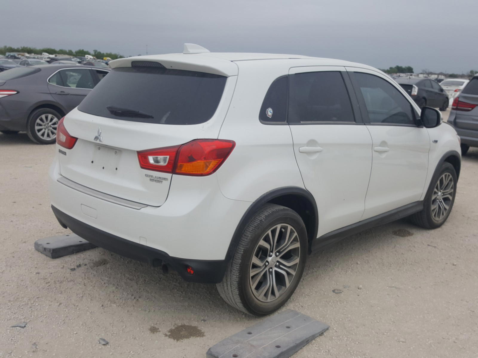 Photo 4 from auction – 2017 MITSUBISHI OUTLANDER with VIN JA4AP3AU2HZ056669