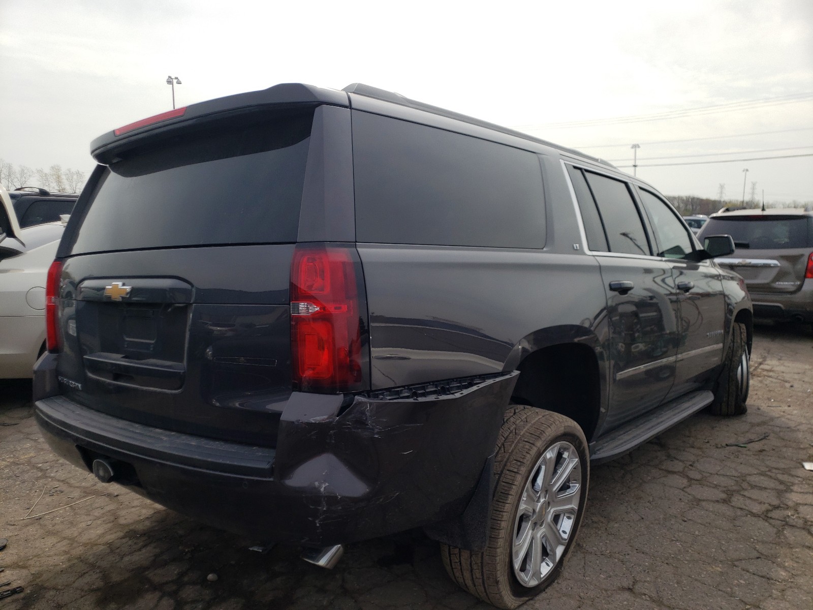 Photo 4 from auction – 2016 CHEVROLET SUBURBAN K with VIN 1GNSKHKC0GR346099
