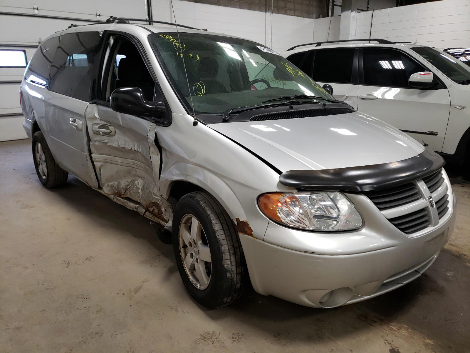 DODGE GRAND CARA 2005 with VIN 2D4GP44L55R600101 - Photo from auction