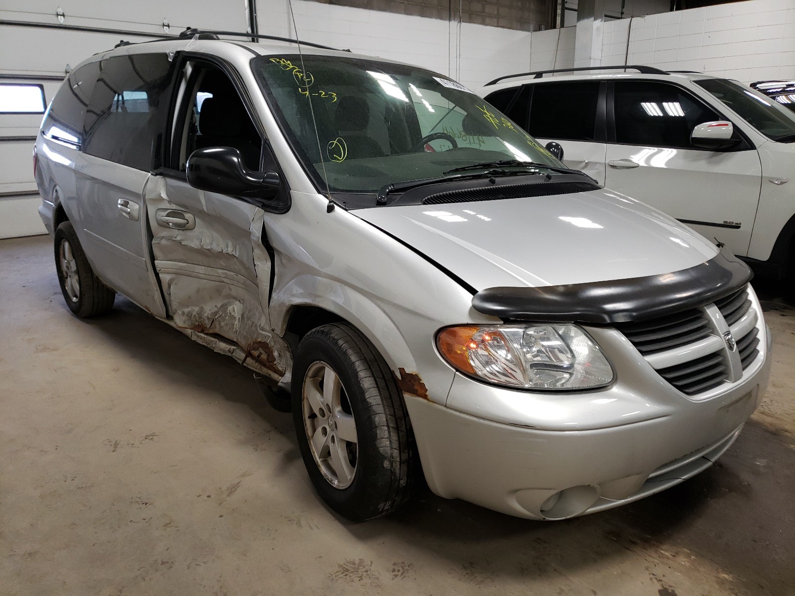DODGE GRAND CARA 2005 z numerem VIN 2D4GP44L55R600101 - Zdjęcie z aukcji