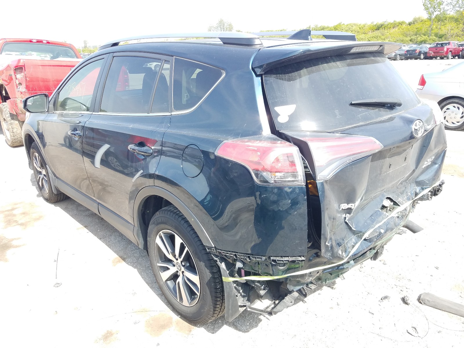 Photo 3 from auction – 2017 TOYOTA RAV4 XLE with VIN JTMRFREVXHJ131733