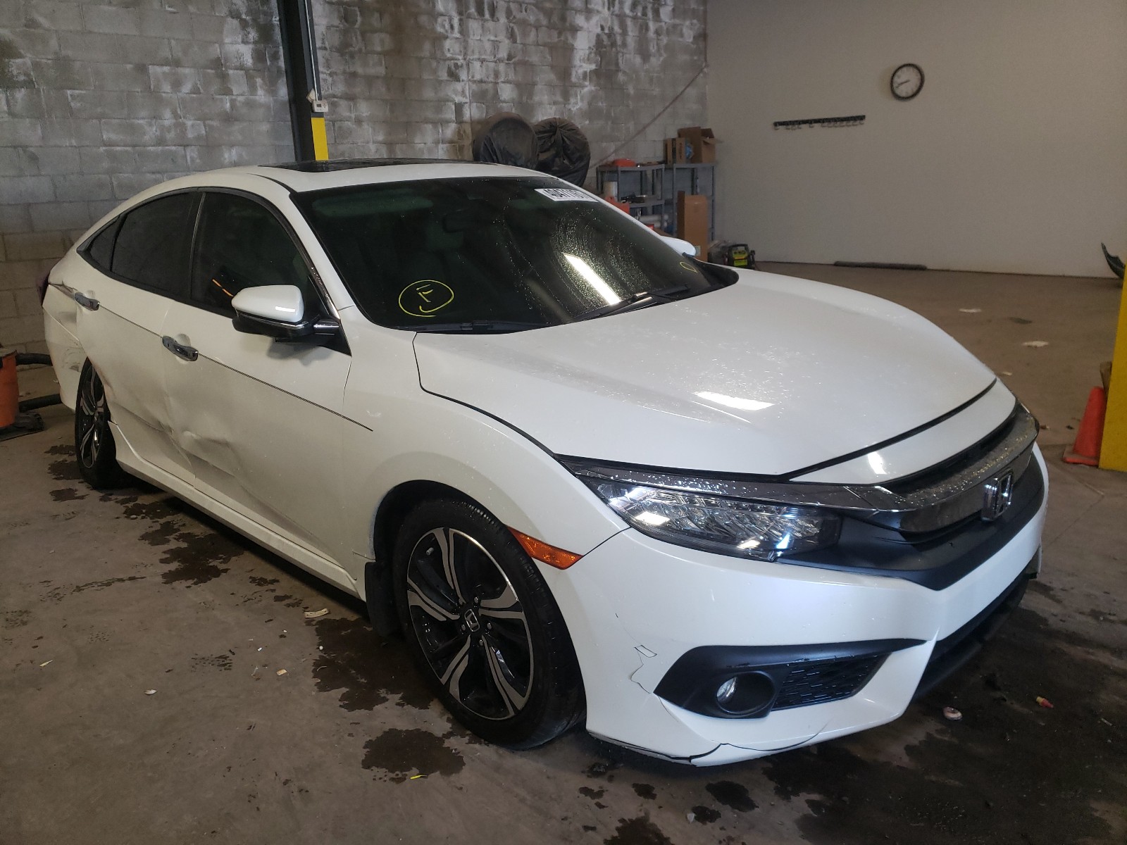 HONDA CIVIC TOUR 2016 with VIN 19XFC1F99GE026319 - Photo from auction