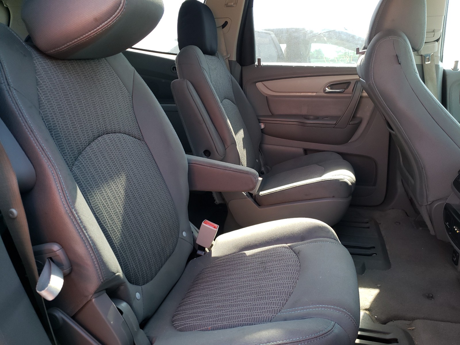 Photo 6 from auction – 2017 CHEVROLET TRAVERSE L with VIN 1GNKRGKD3HJ117687
