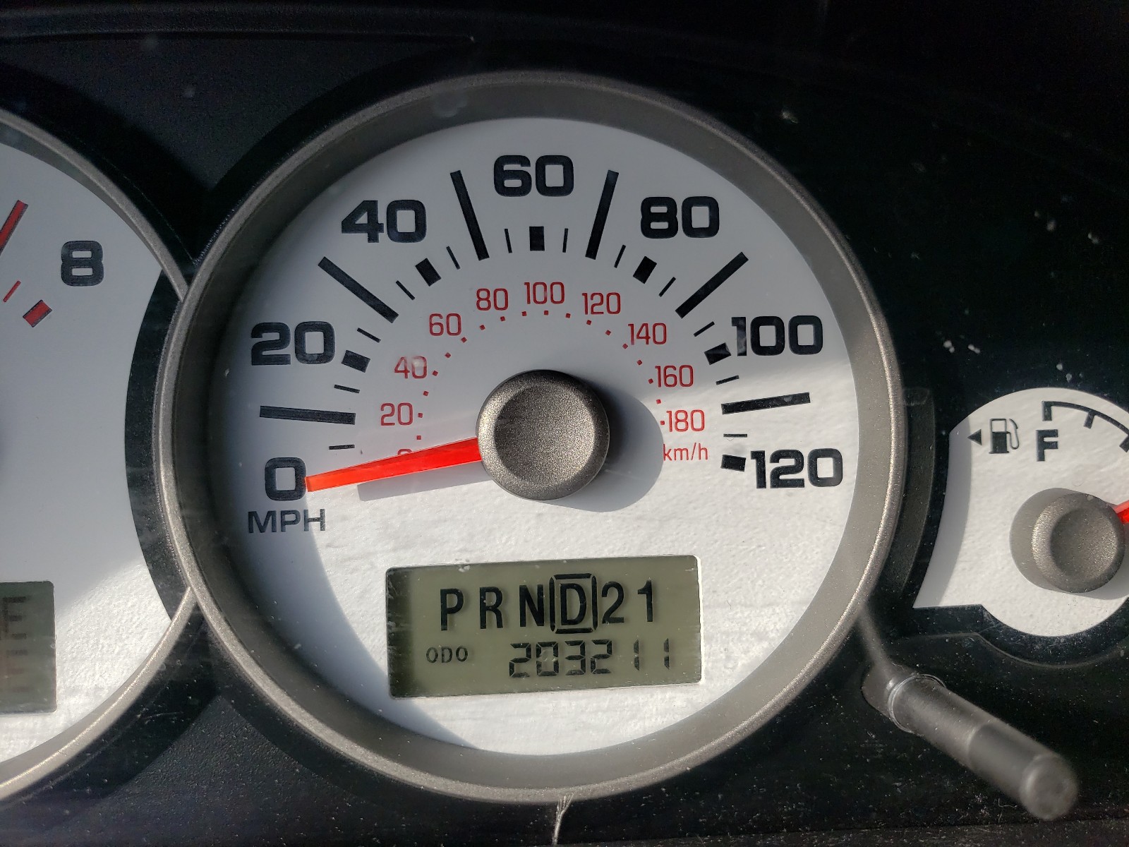 Photo 8 from auction – 2005 FORD ESCAPE with VIN 1FMYU94165KB51253