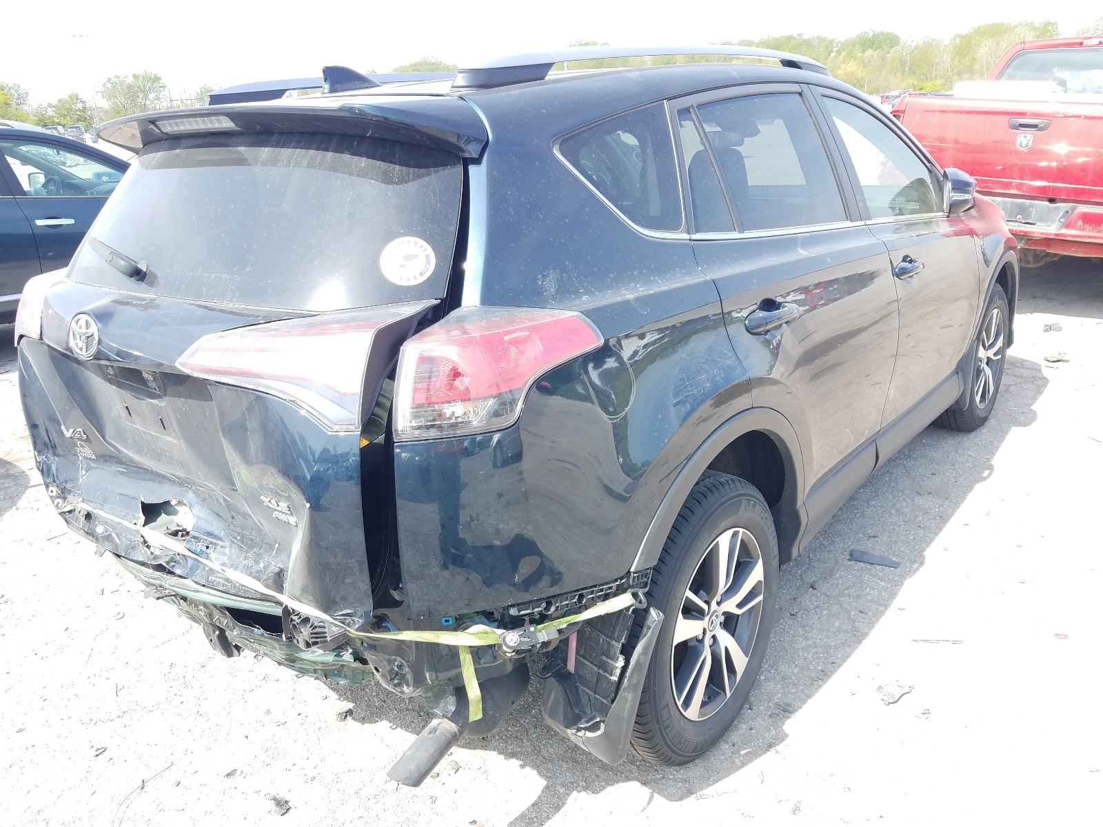 Photo 4 from auction – 2017 TOYOTA RAV4 XLE with VIN JTMRFREVXHJ131733