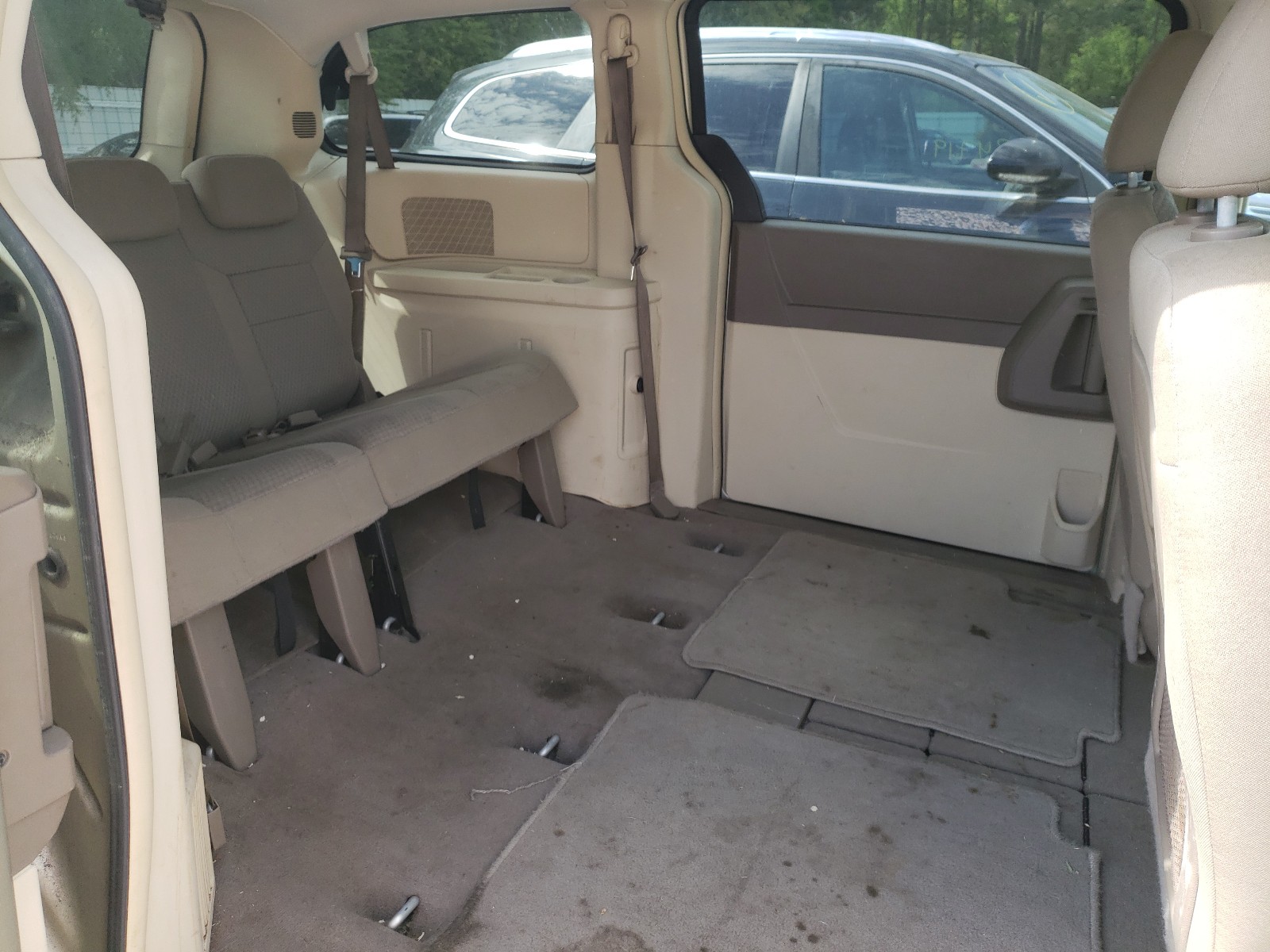 Photo 6 from auction – 2010 CHRYSLER TOWN & COU with VIN 2A4RR4DE3AR226383