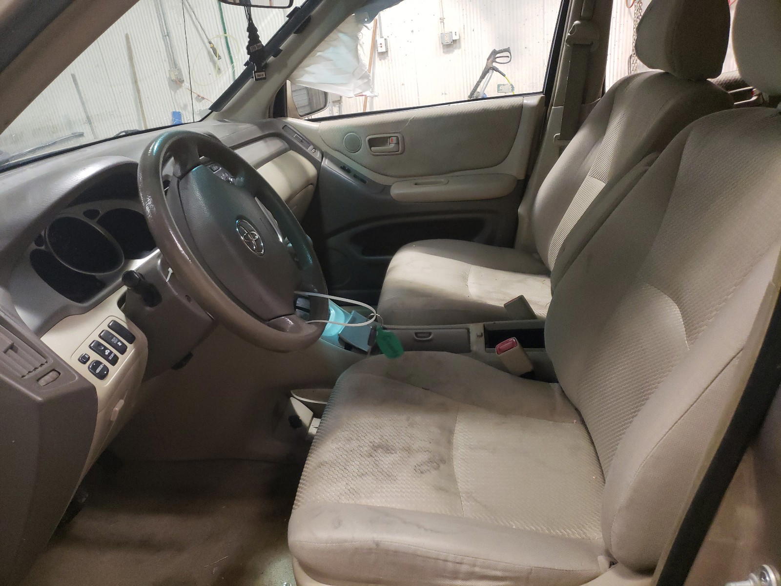 Photo 5 from auction – 2004 TOYOTA HIGHLANDER with VIN JTEEP21AX40064441