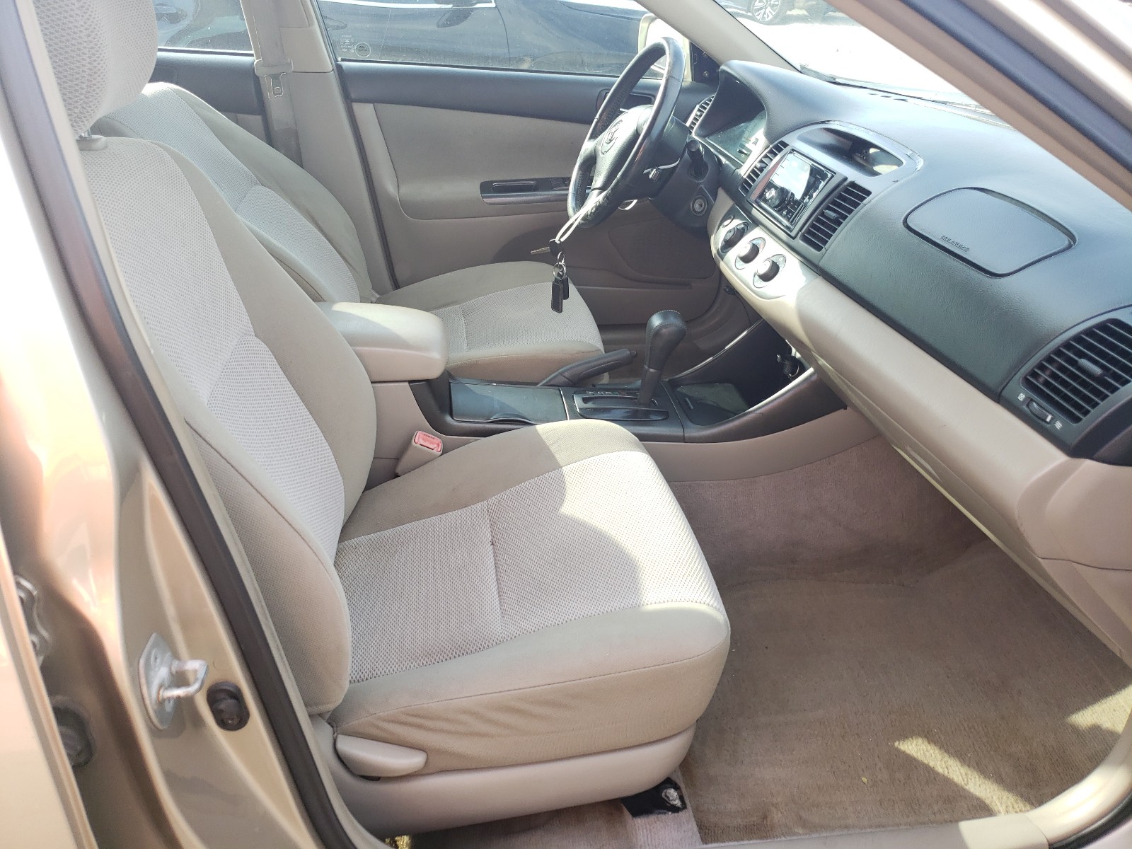 Photo 5 from auction – 2004 TOYOTA CAMRY LE with VIN JTDBE32K240251201