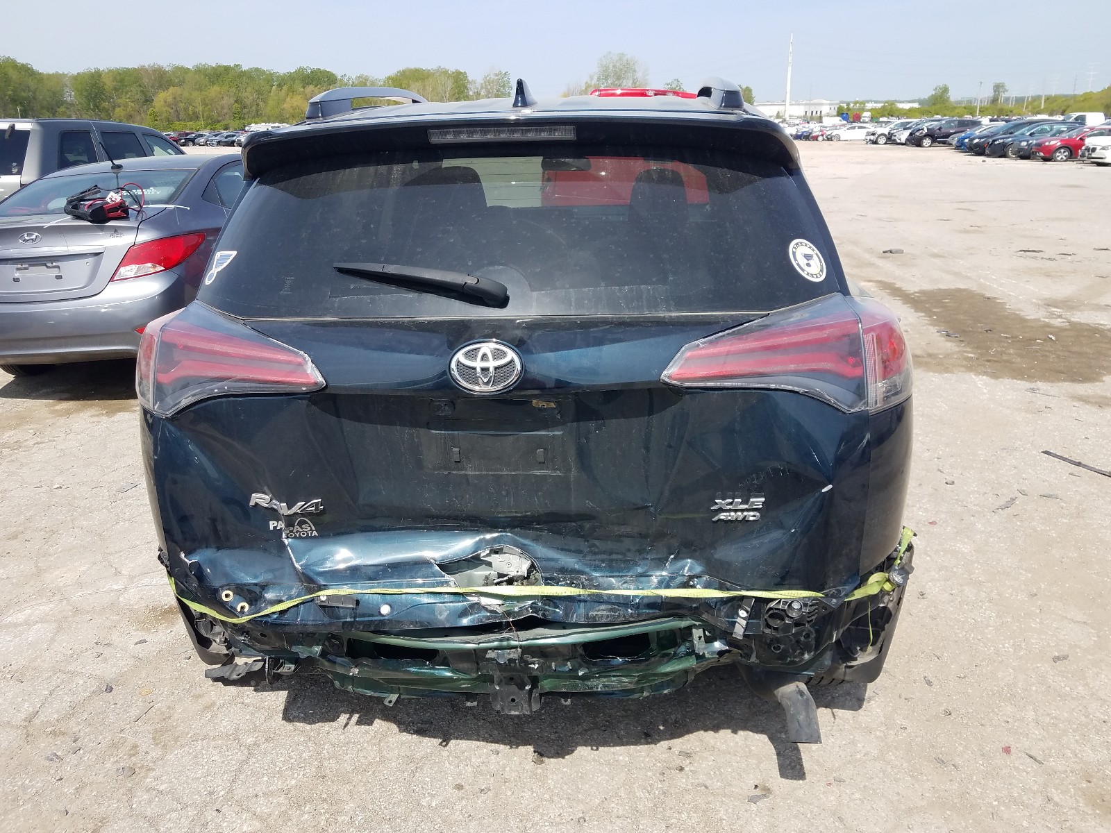 Photo 9 from auction – 2017 TOYOTA RAV4 XLE with VIN JTMRFREVXHJ131733