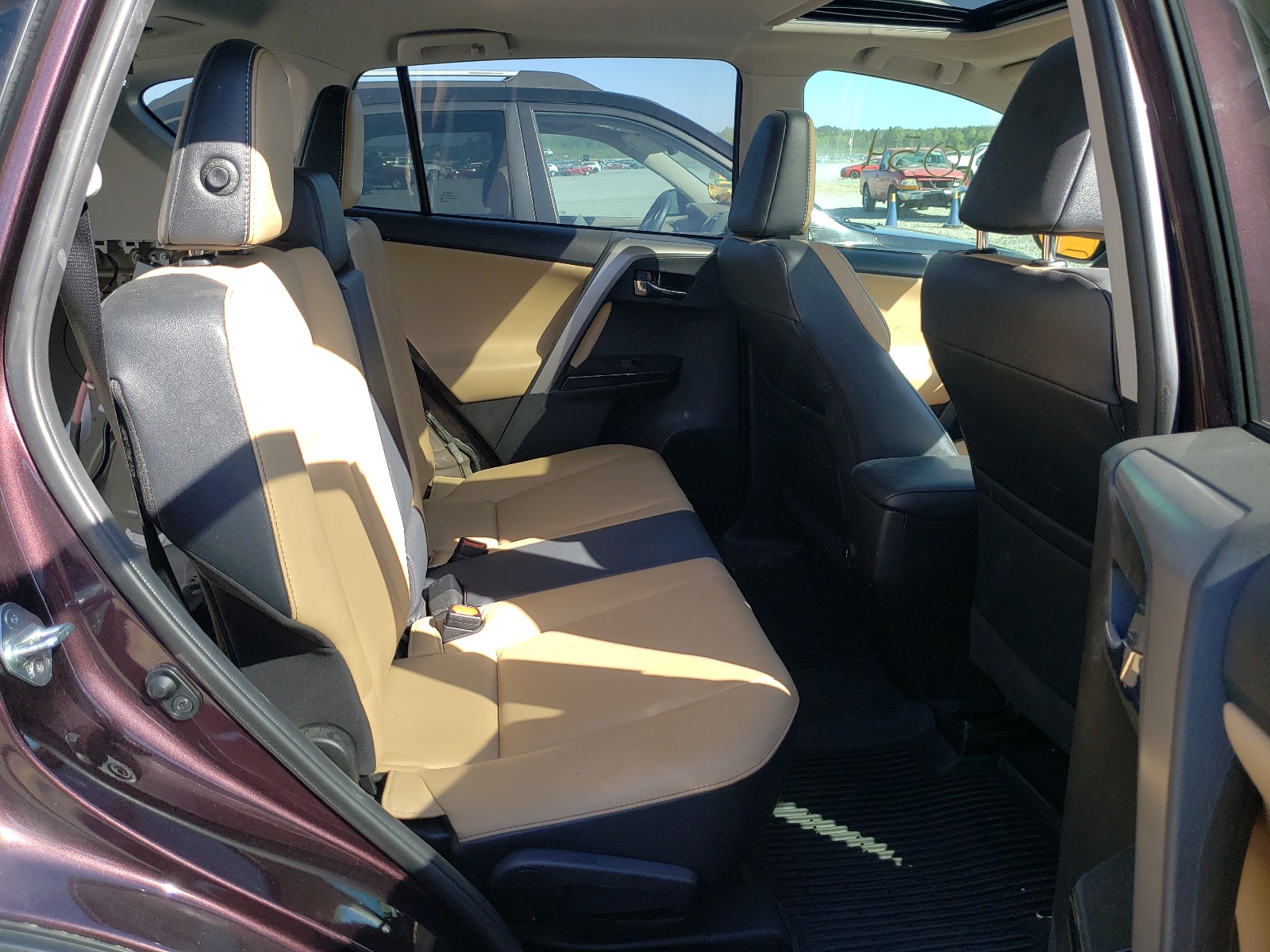 Photo 6 from auction – 2017 TOYOTA RAV4 LIMIT with VIN 2T3YFREV0HW394553