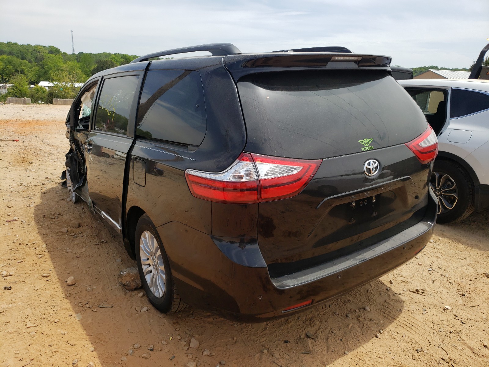 Photo 3 from auction – 2017 TOYOTA SIENNA XLE with VIN 5TDYZ3DC5HS893208