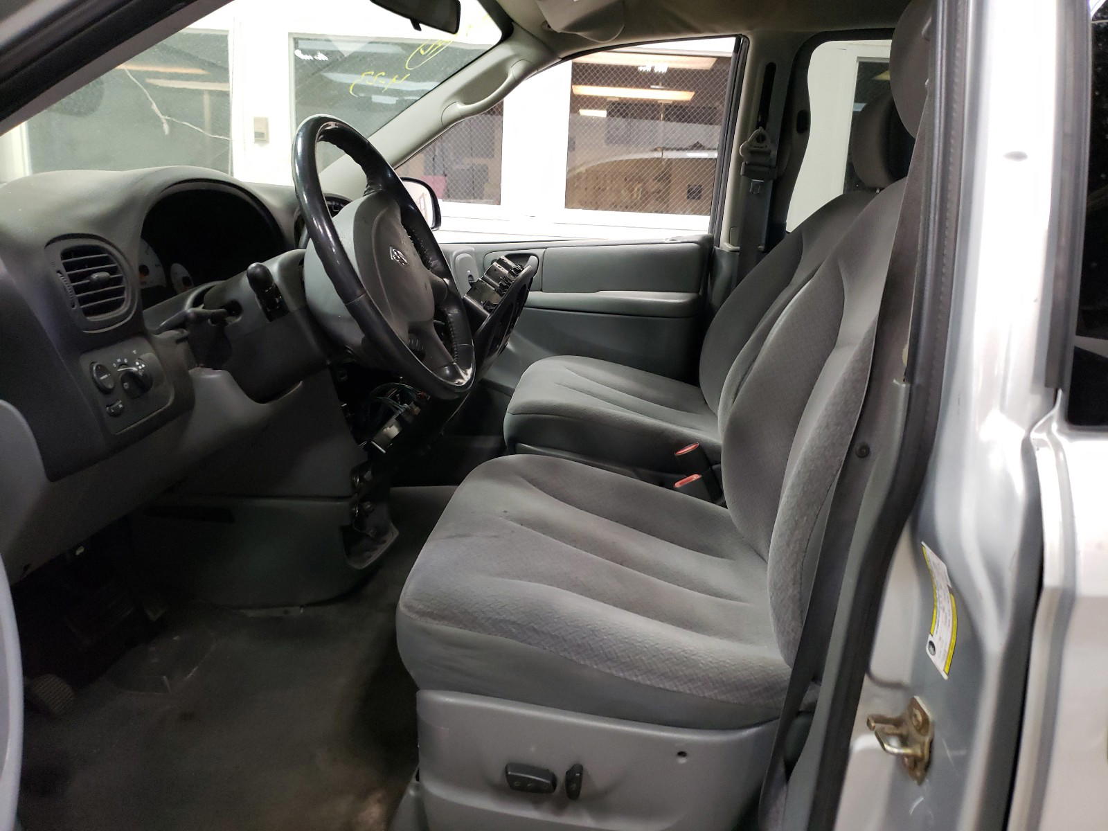 Photo 5 from auction – 2005 DODGE GRAND CARA with VIN 2D4GP44L55R600101