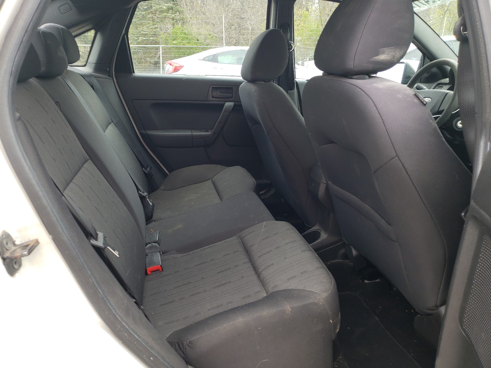 Zdjęcie 6 z aukcji – 2011 FORD FOCUS SE z VIN 1FAHP3FN5BW122216