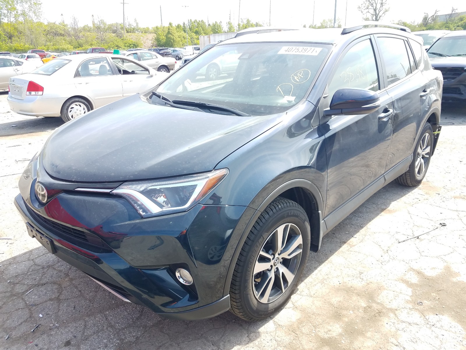 Photo 2 from auction – 2017 TOYOTA RAV4 XLE with VIN JTMRFREVXHJ131733