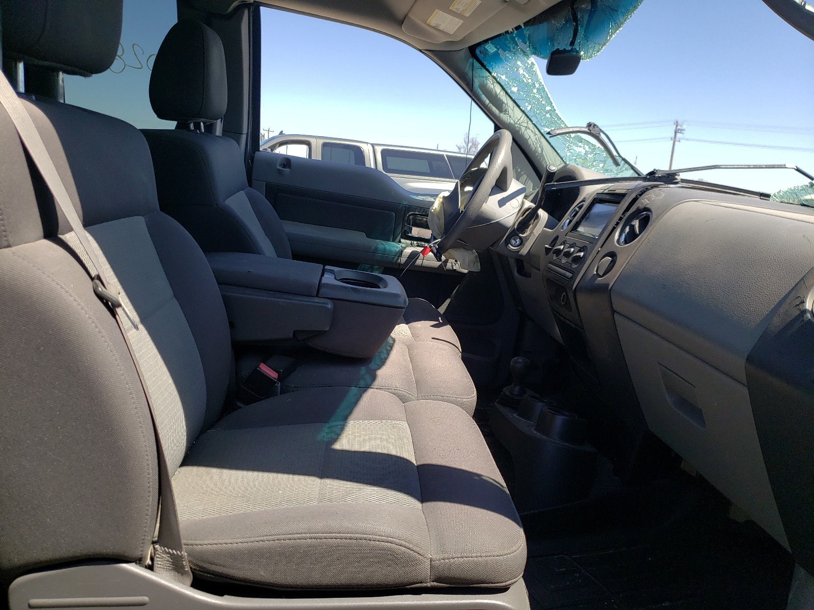 Photo 5 from auction – 2006 FORD F150 with VIN 1FTRX14W36KD20952