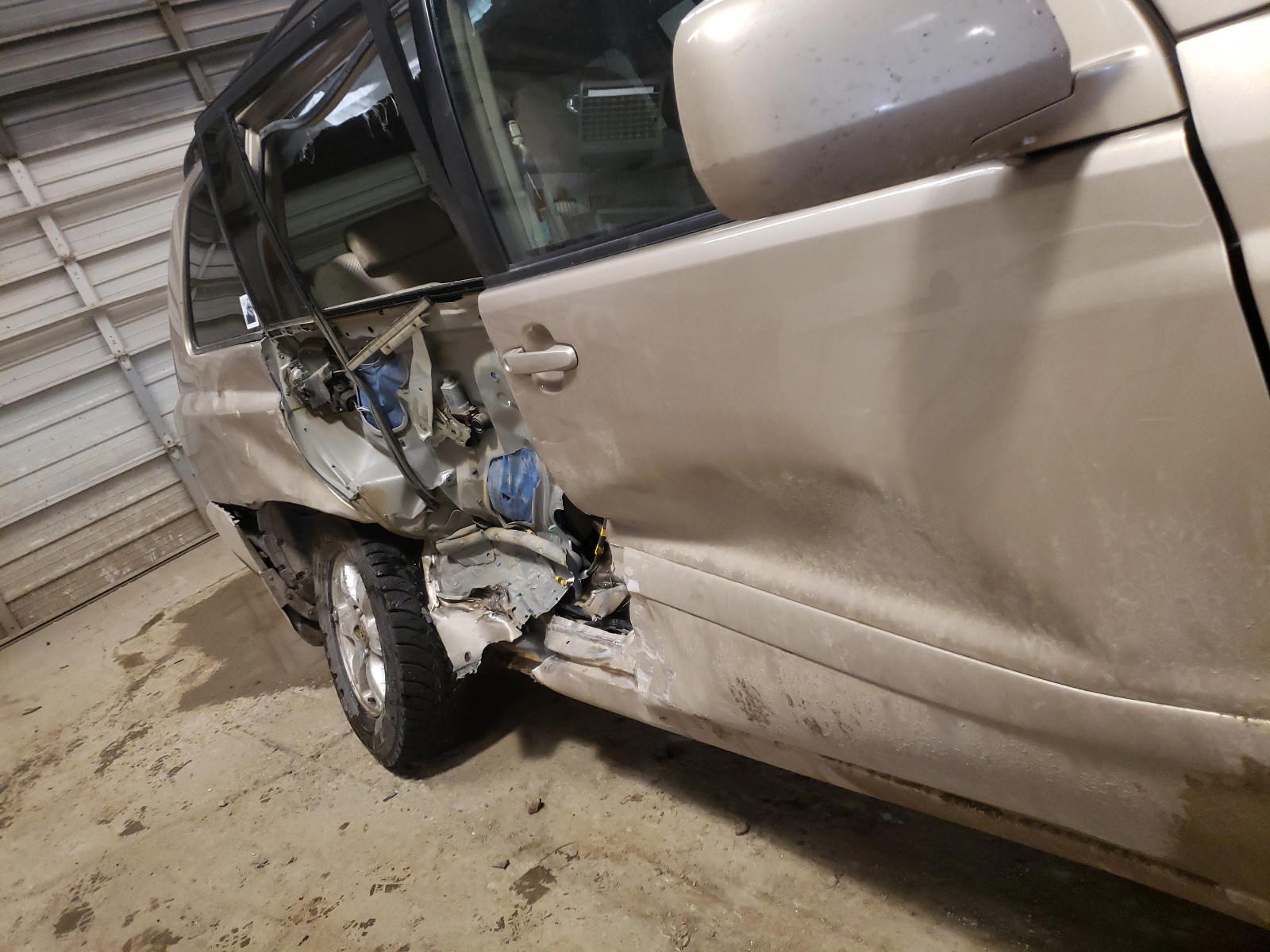 Photo 9 from auction – 2004 TOYOTA HIGHLANDER with VIN JTEEP21AX40064441