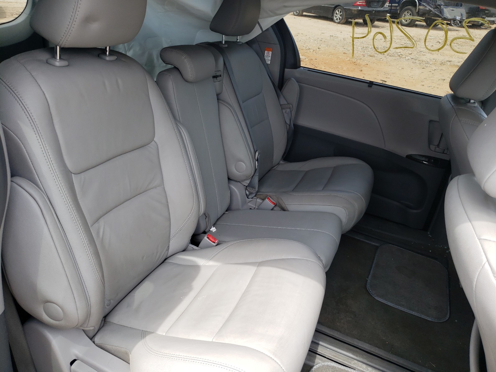 Photo 6 from auction – 2017 TOYOTA SIENNA XLE with VIN 5TDYZ3DC5HS893208