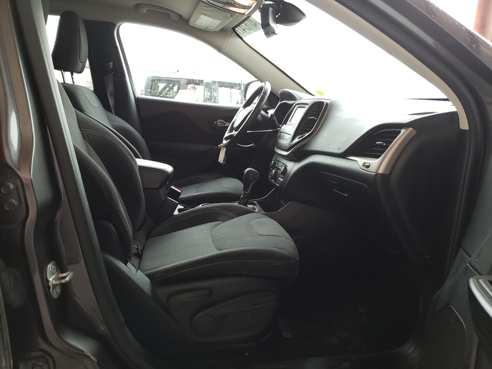 Photo 5 from auction – 2015 JEEP CHEROKEE L with VIN 1C4PJLCB6FW642674