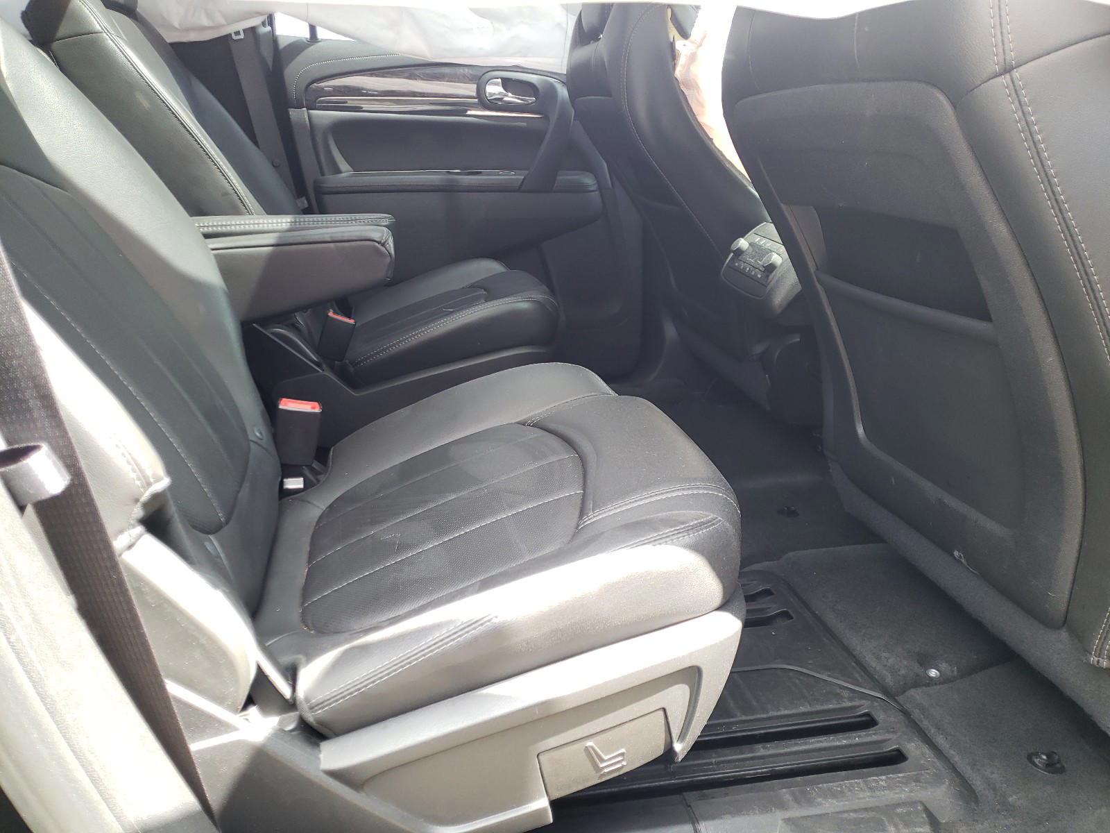 Photo 6 from auction – 2017 BUICK ENCLAVE with VIN 5GAKRBKD9HJ295648