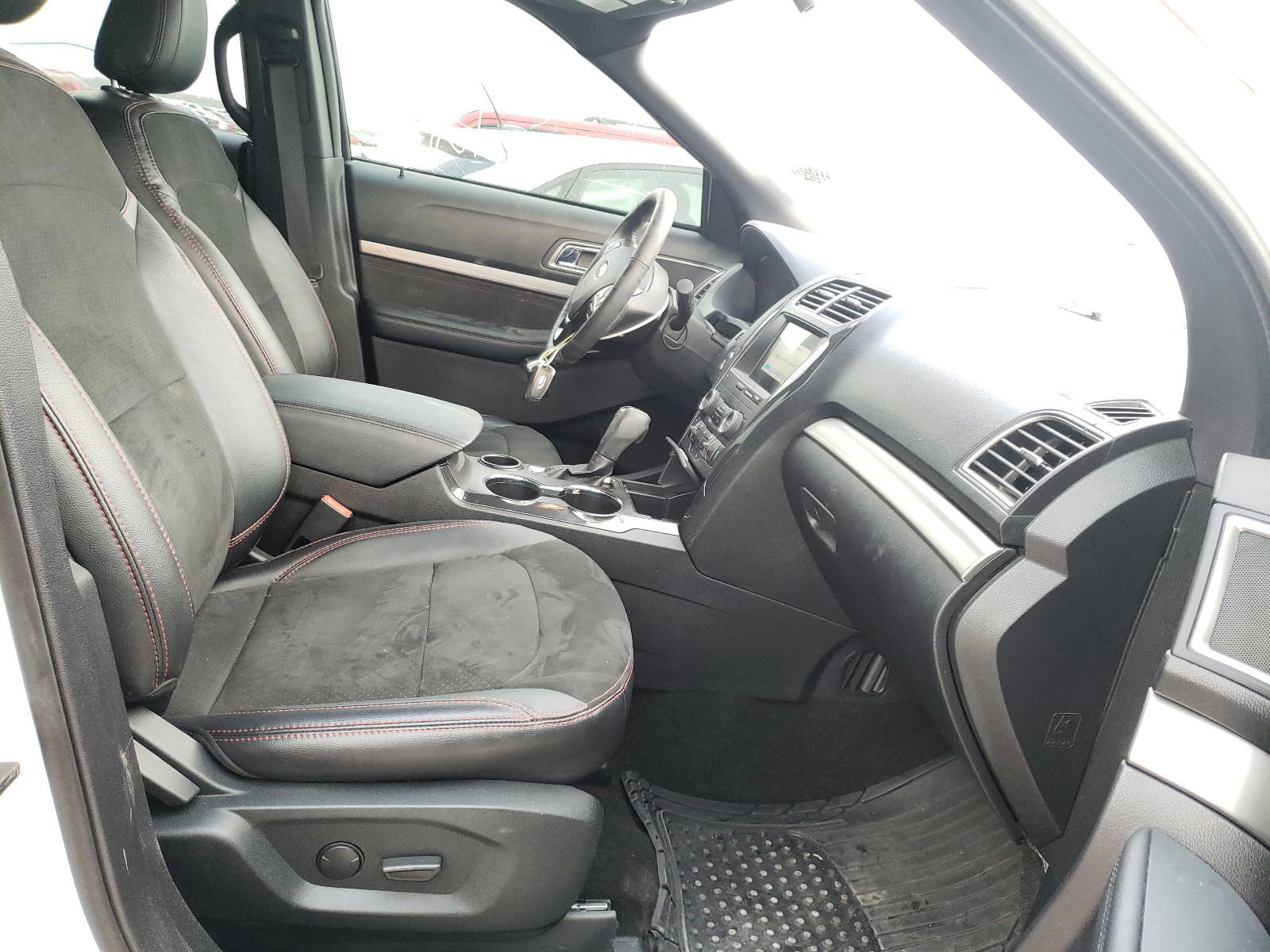 Photo 5 from auction – 2019 FORD EXPLORER X with VIN 1FM5K7D87KGB06914