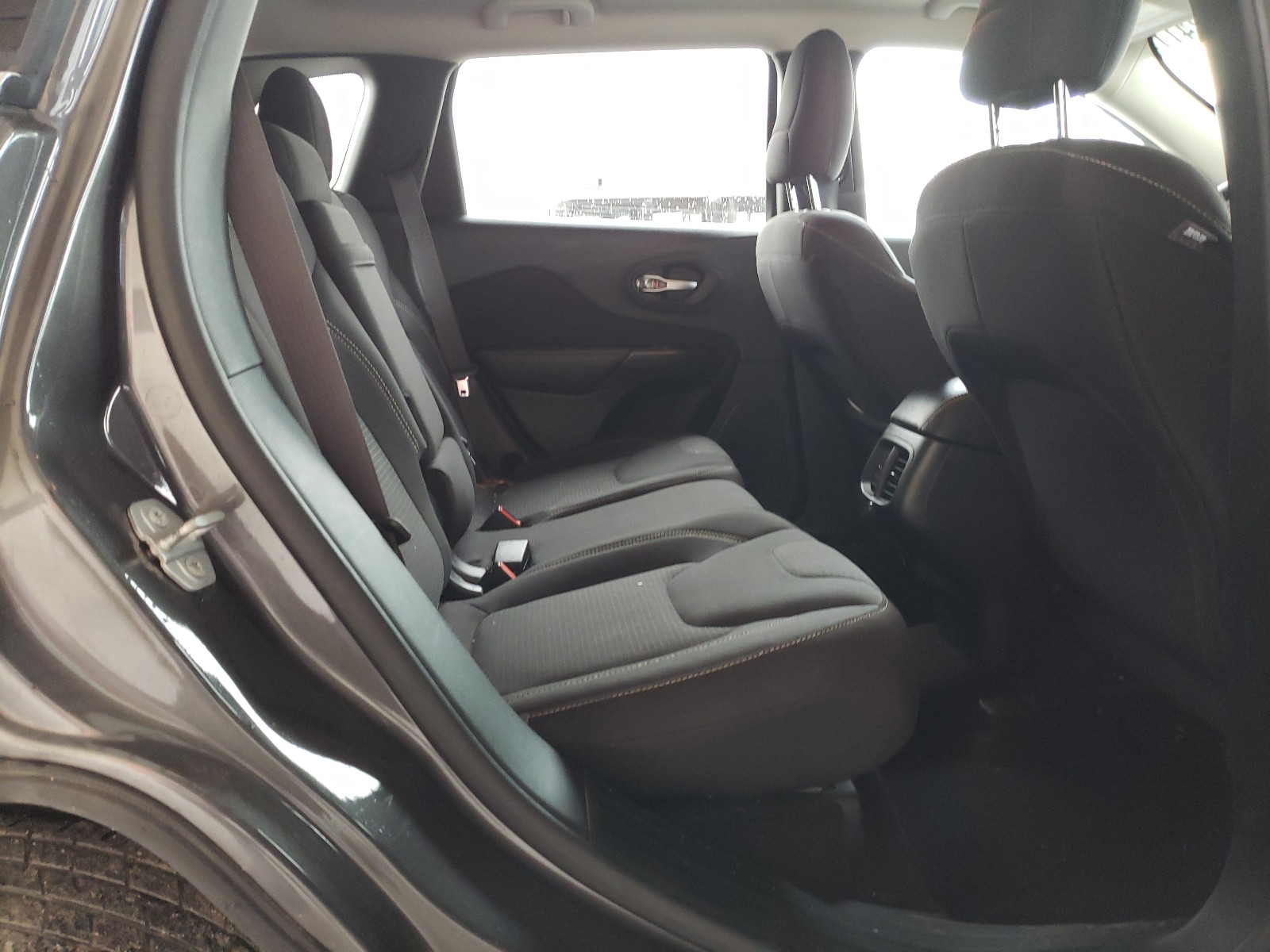 Photo 6 from auction – 2015 JEEP CHEROKEE L with VIN 1C4PJLCB6FW642674