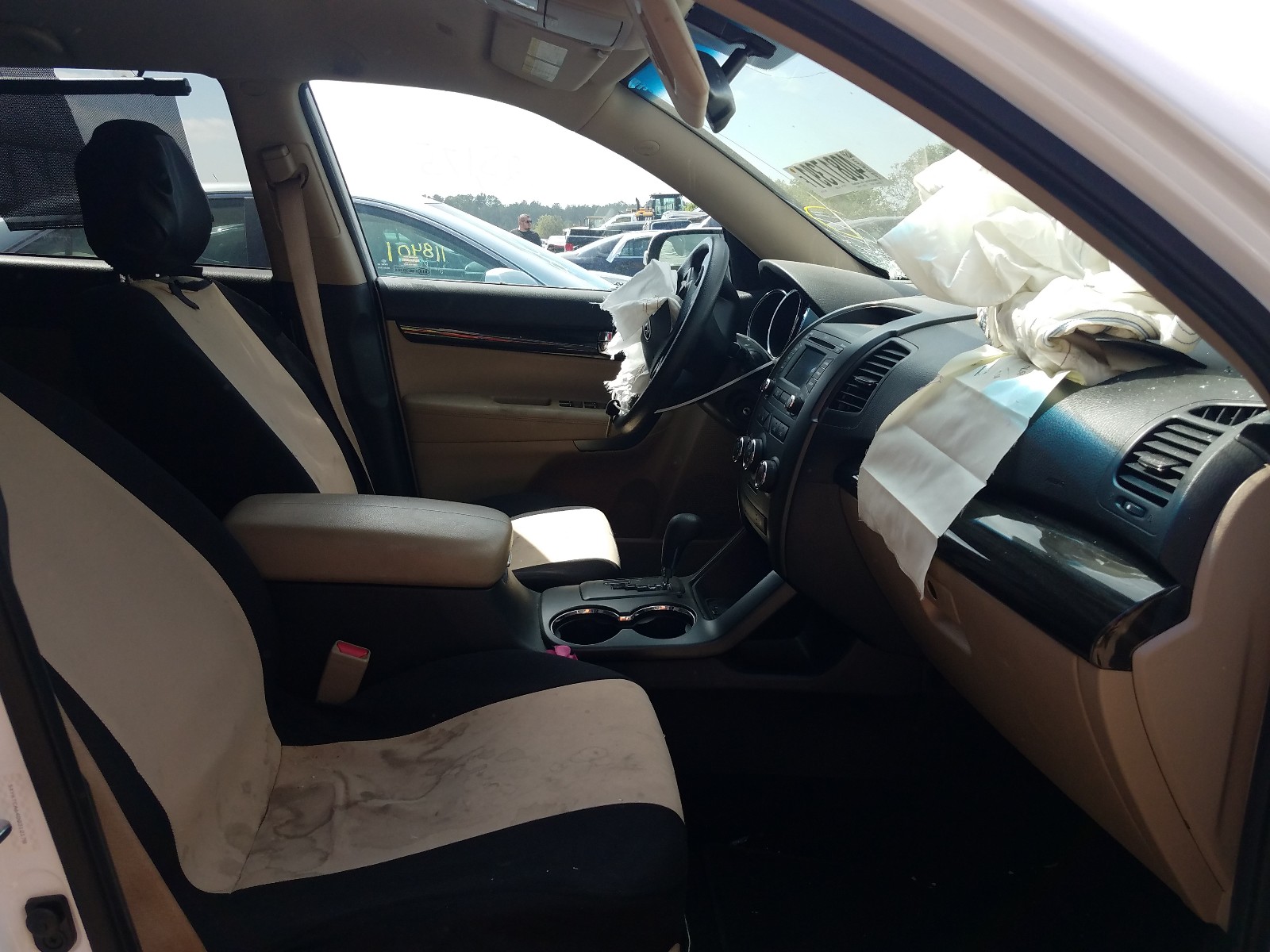 Photo 5 from auction – 2013 KIA SORENTO LX with VIN 5XYKTCA64DG312178
