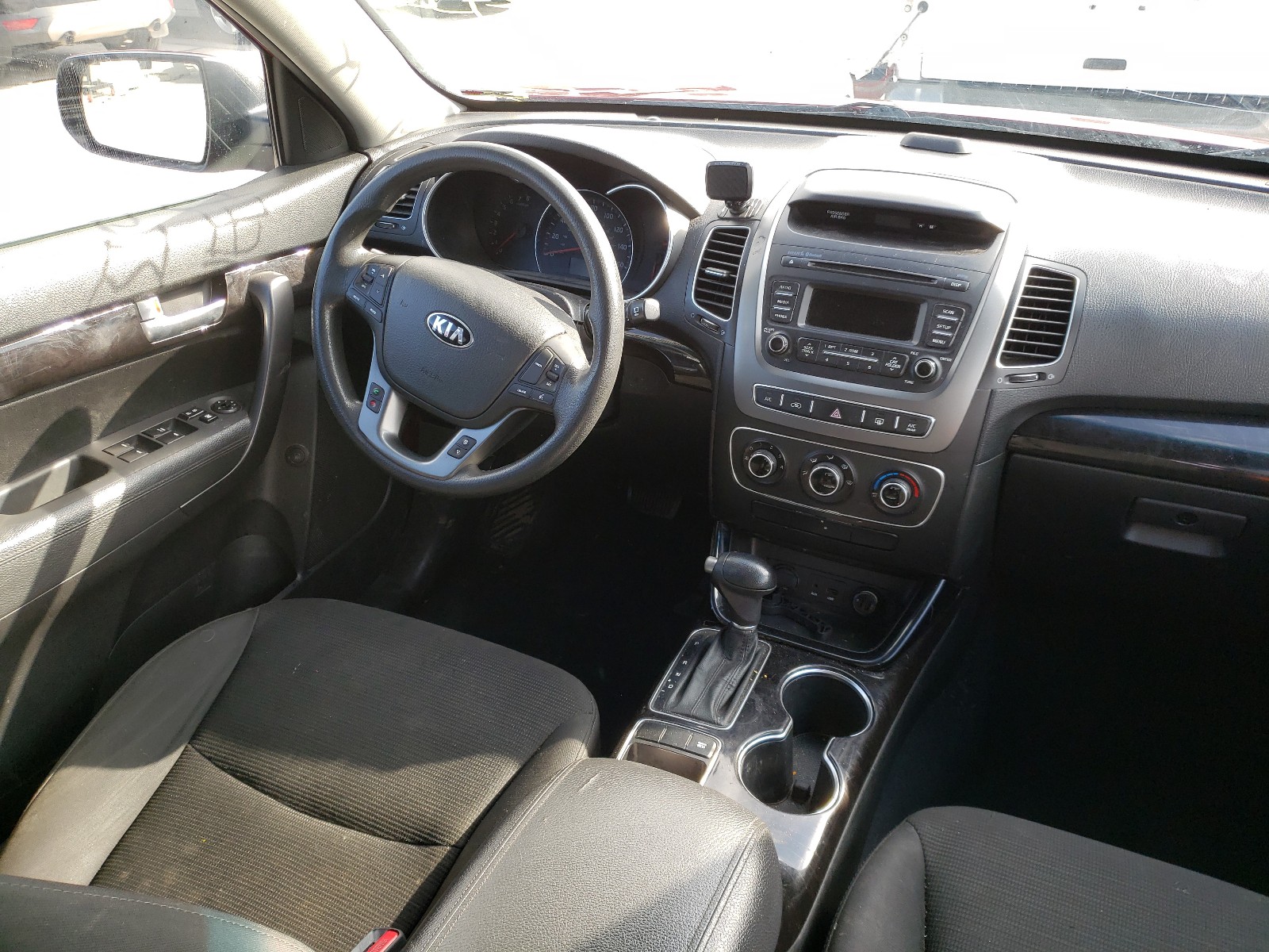Photo 9 from auction – 2014 KIA SORENTO LX with VIN 5XYKTDA63EG424946