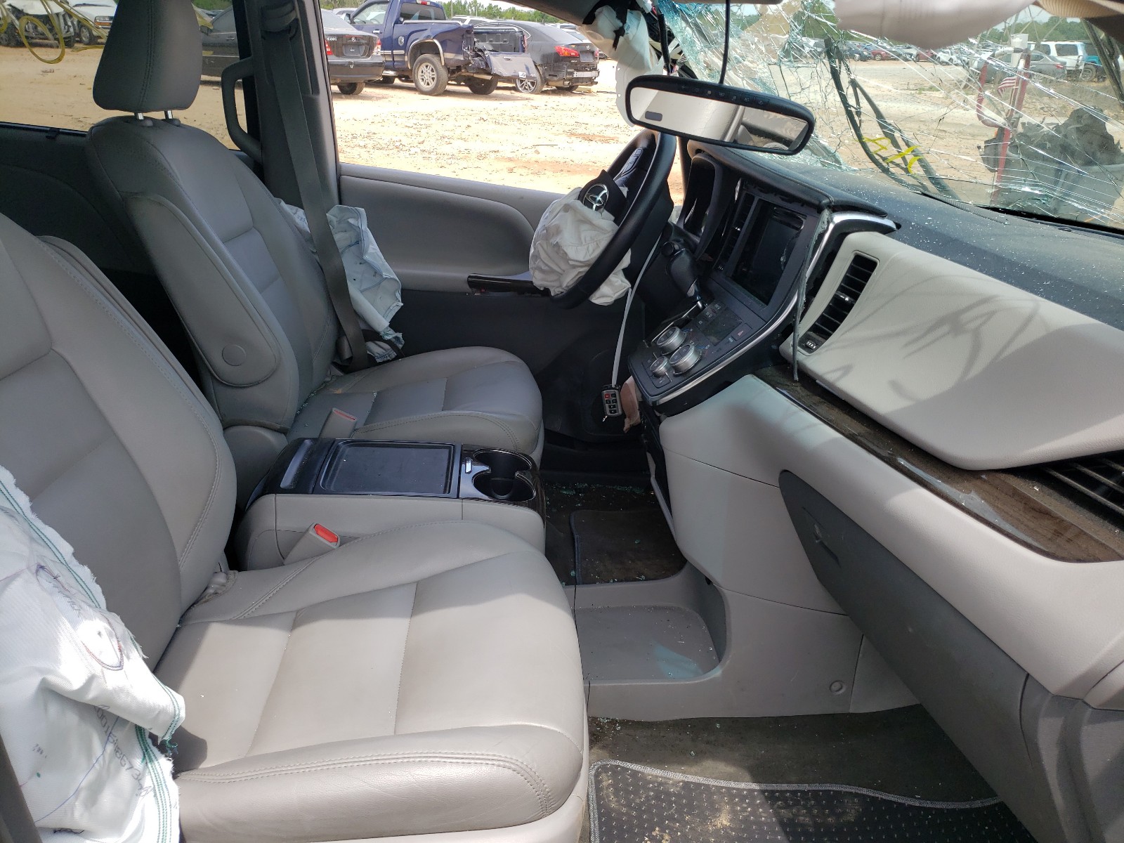 Photo 5 from auction – 2017 TOYOTA SIENNA XLE with VIN 5TDYZ3DC5HS893208