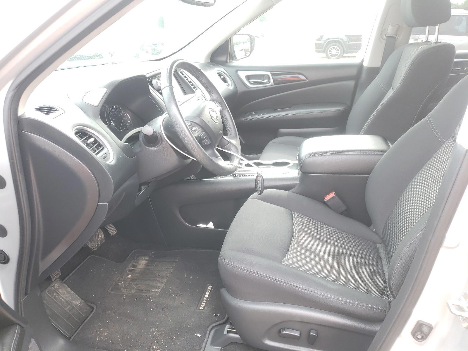 Photo 5 from auction – 2018 NISSAN PATHFINDER with VIN 5N1DR2MN2JC605366