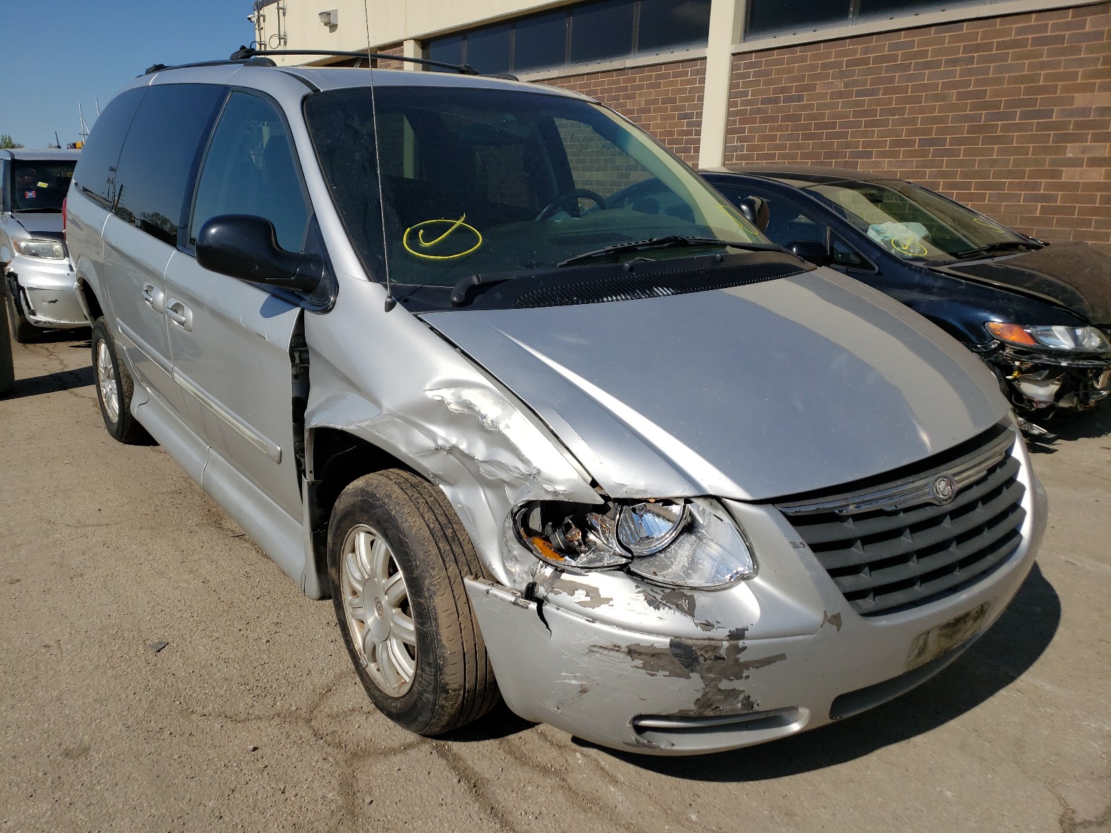Photo 1 from auction – 2005 CHRYSLER TOWN & COU with VIN 2C4GP54L25R249666