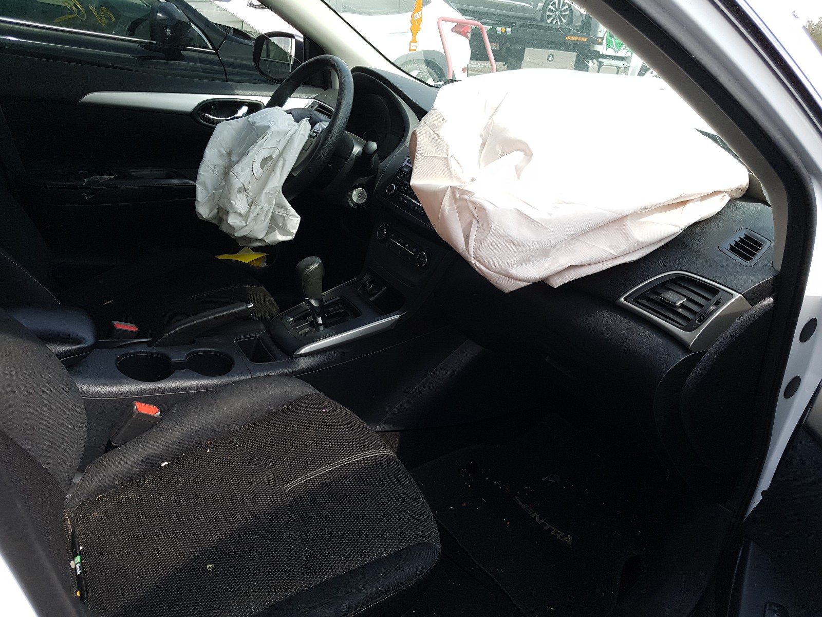 Photo 5 from auction – 2016 NISSAN SENTRA S with VIN 3N1AB7AP2GY330700