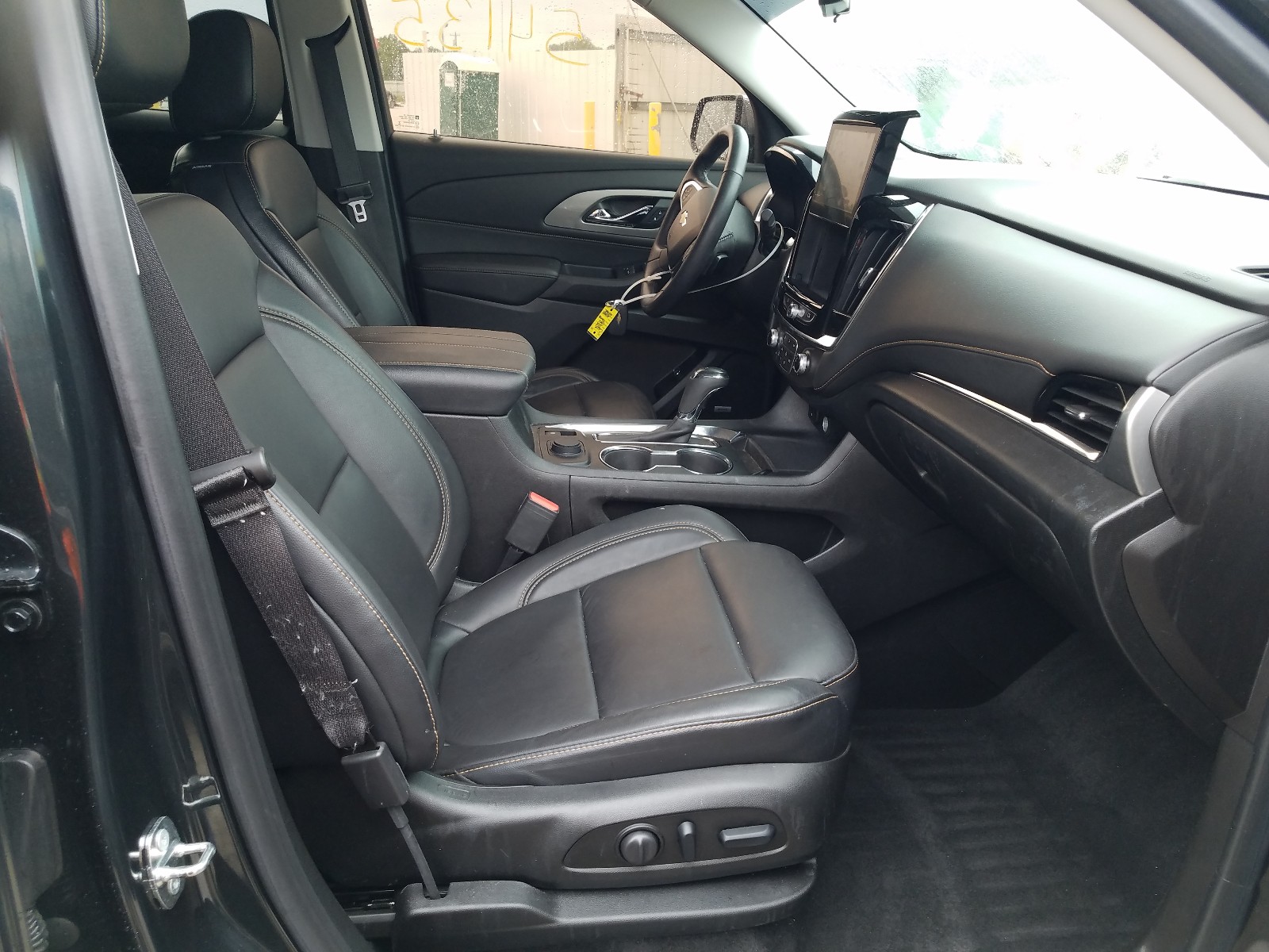 Photo 5 from auction – 2018 CHEVROLET TRAVERSE L with VIN 1GNERHKW2JJ178569