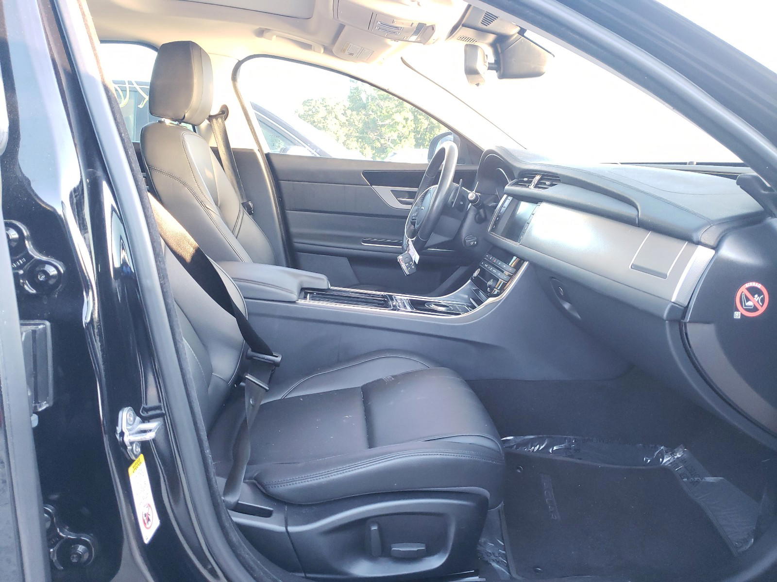 Photo 5 from auction – 2018 JAGUAR XF with VIN SAJBS4FX8JCY71180