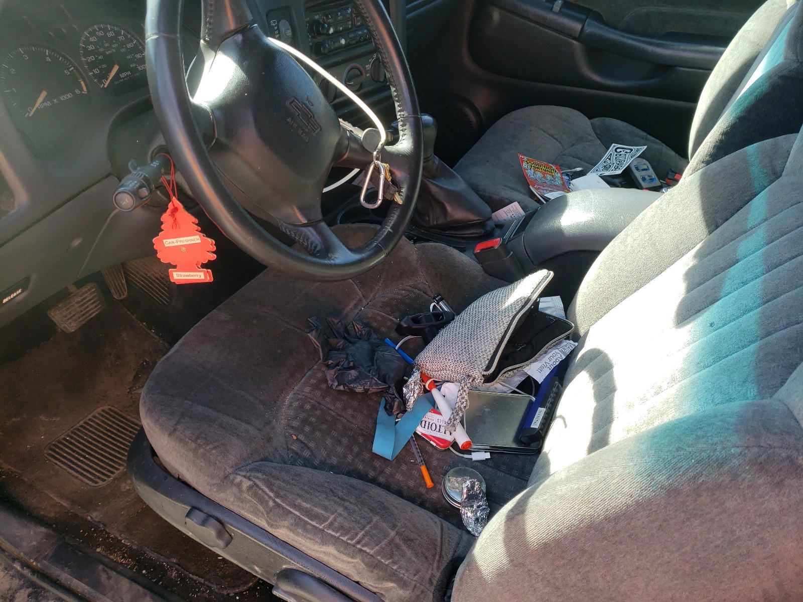Photo 9 from auction – 2002 CHEVROLET BLAZER with VIN 1GNCT18WX2K130269