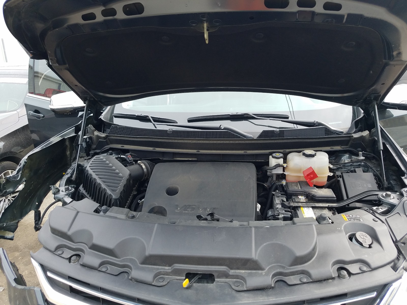 Photo 7 from auction – 2018 CHEVROLET TRAVERSE L with VIN 1GNERHKW2JJ178569