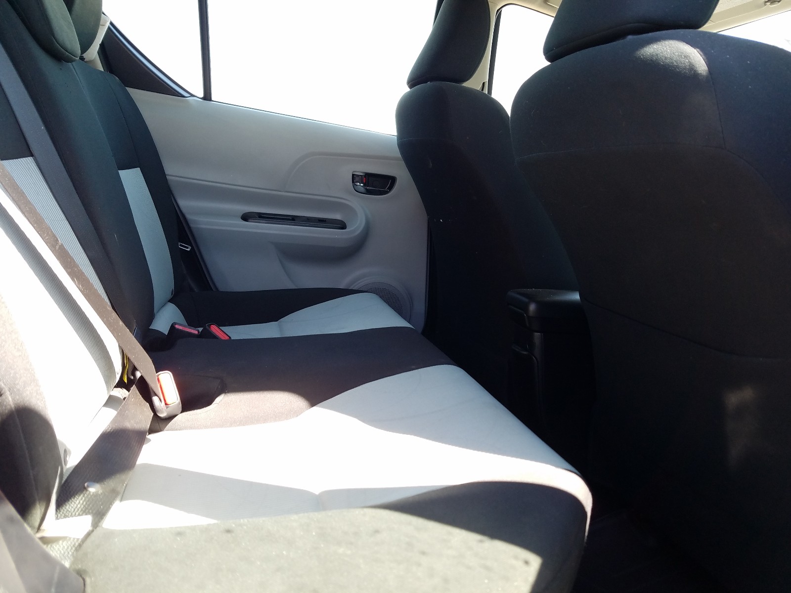 Photo 6 from auction – 2013 TOYOTA PRIUS C with VIN JTDKDTB38D1044964