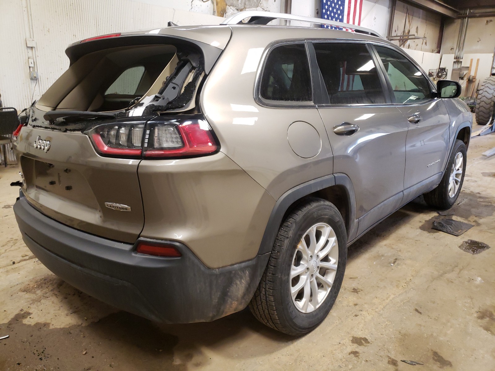 Photo 4 from auction – 2019 JEEP CHEROKEE L with VIN 1C4PJMCBXKD386390