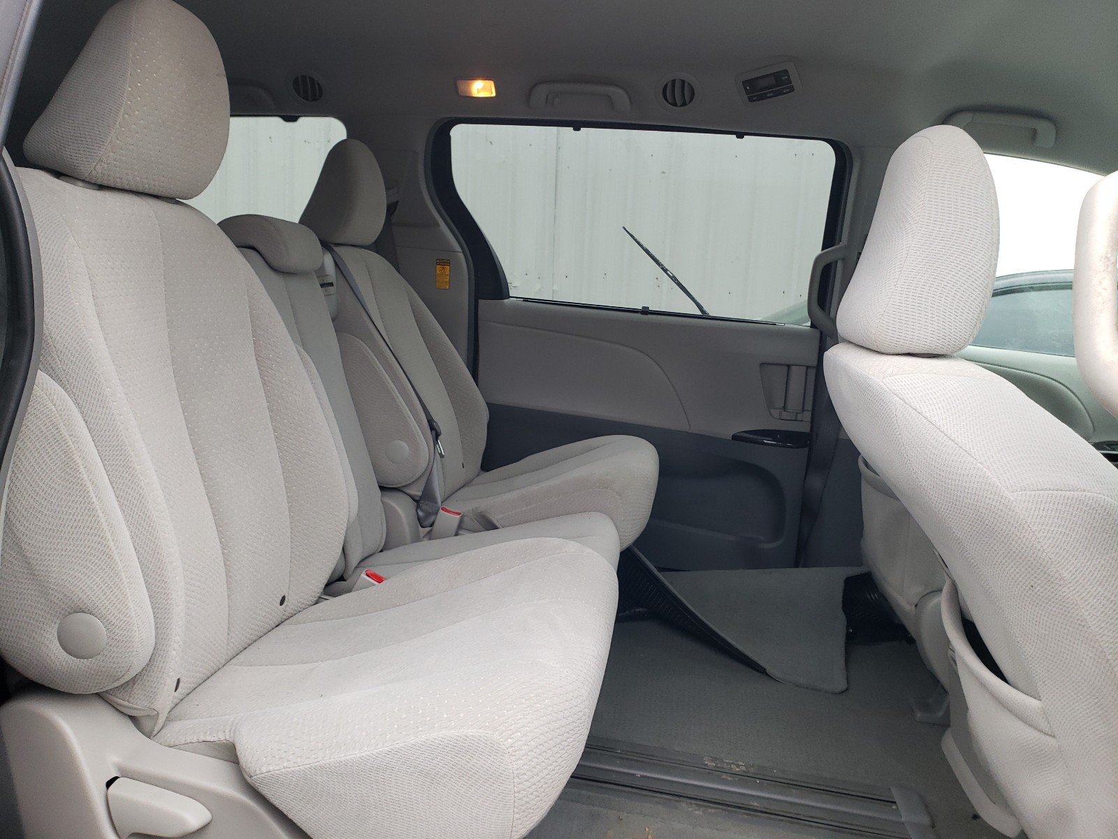 Photo 6 from auction – 2014 TOYOTA SIENNA LE with VIN 5TDKK3DCXES520431