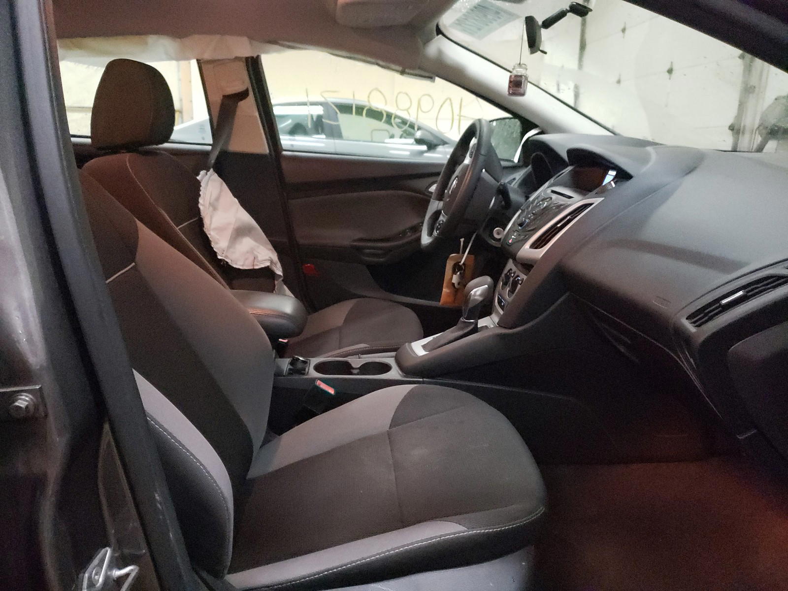 Photo 5 from auction – 2014 FORD FOCUS SE with VIN 1FADP3K2XEL206984