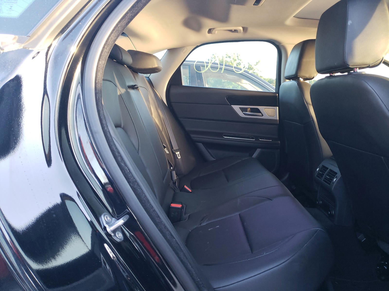 Photo 6 from auction – 2018 JAGUAR XF with VIN SAJBS4FX8JCY71180