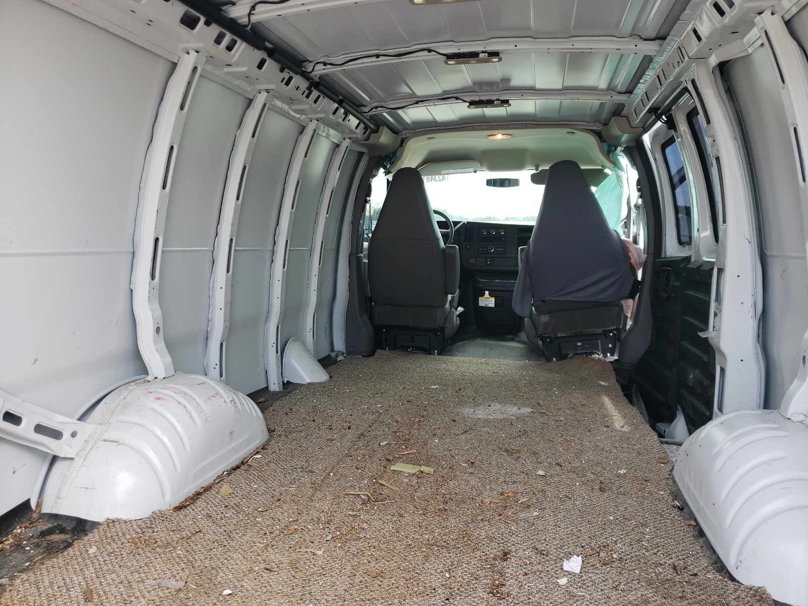 Photo 6 from auction – 2017 CHEVROLET EXPRESS G2 with VIN 1GCWGAFF9H1179703
