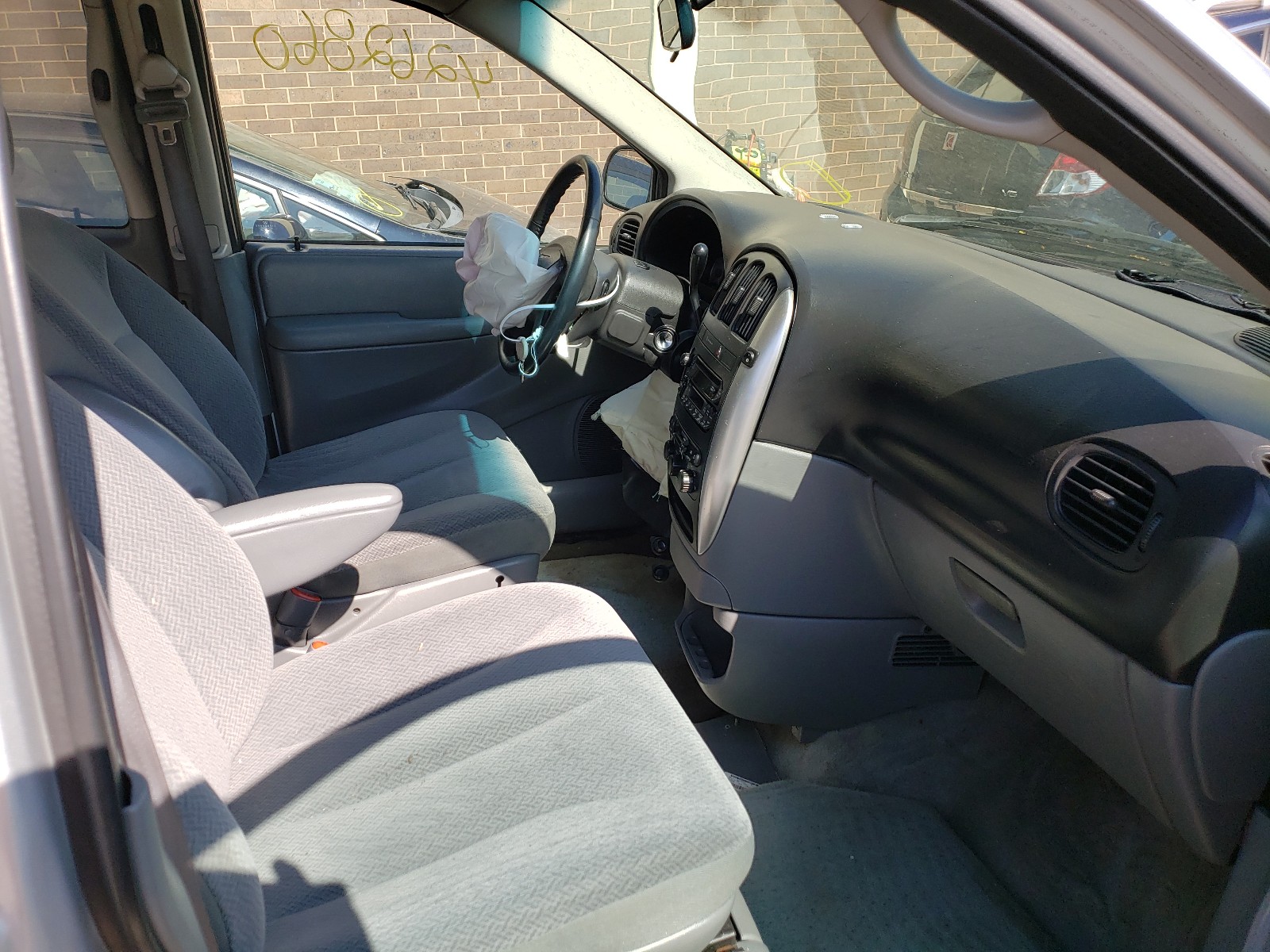 Photo 5 from auction – 2005 CHRYSLER TOWN & COU with VIN 2C4GP54L25R249666