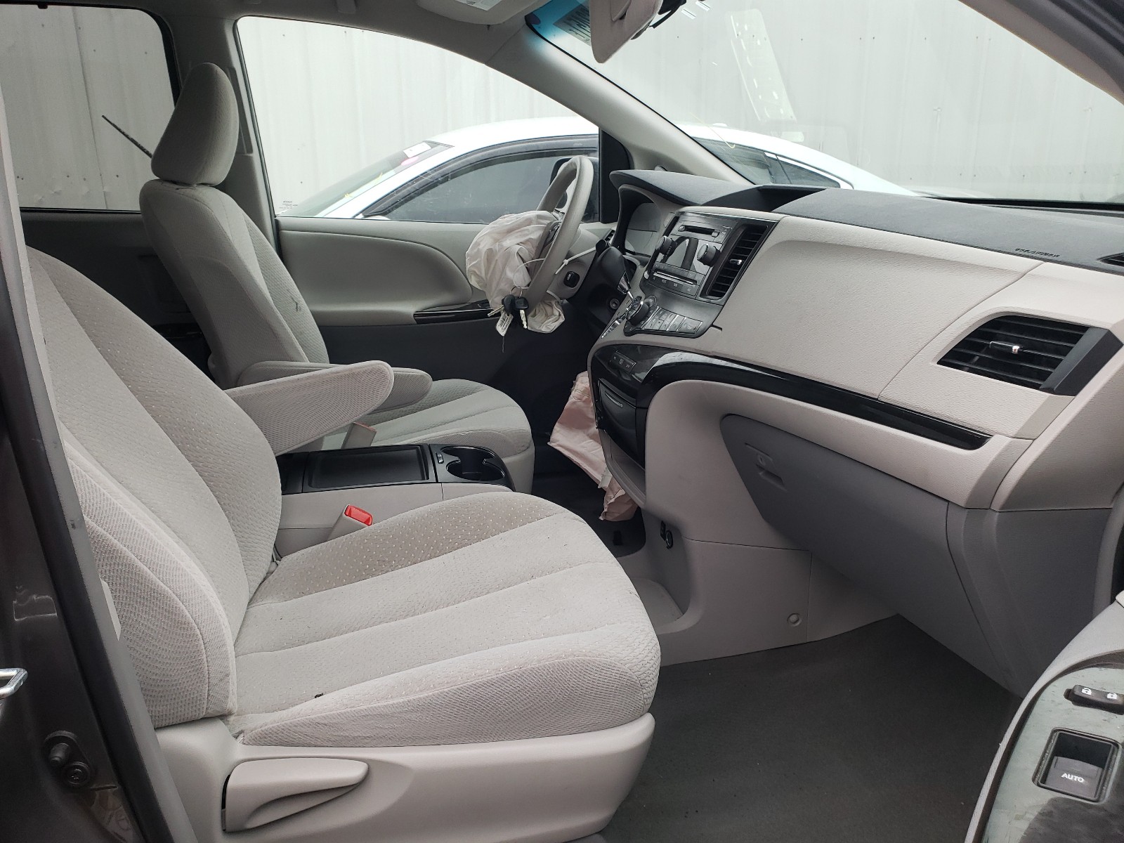 Photo 5 from auction – 2014 TOYOTA SIENNA LE with VIN 5TDKK3DCXES520431