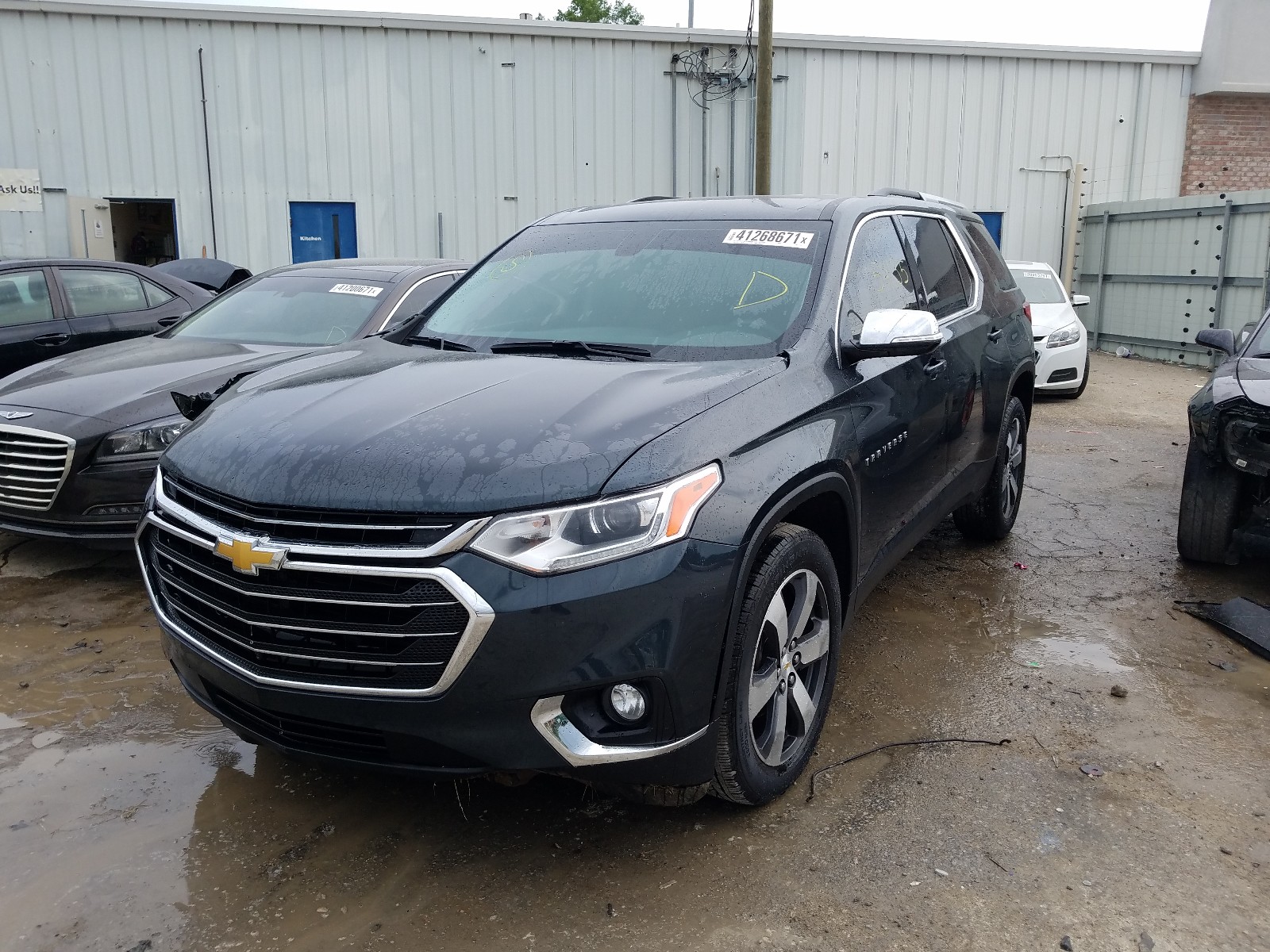 Photo 2 from auction – 2018 CHEVROLET TRAVERSE L with VIN 1GNERHKW2JJ178569