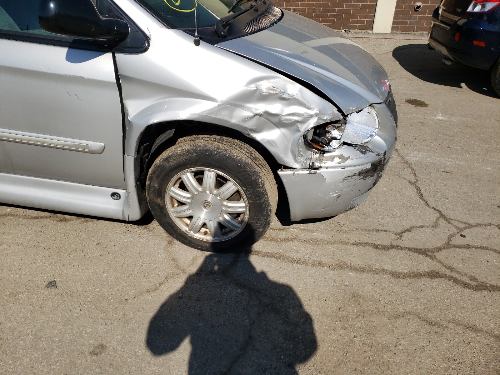 Photo 9 from auction – 2005 CHRYSLER TOWN & COU with VIN 2C4GP54L25R249666