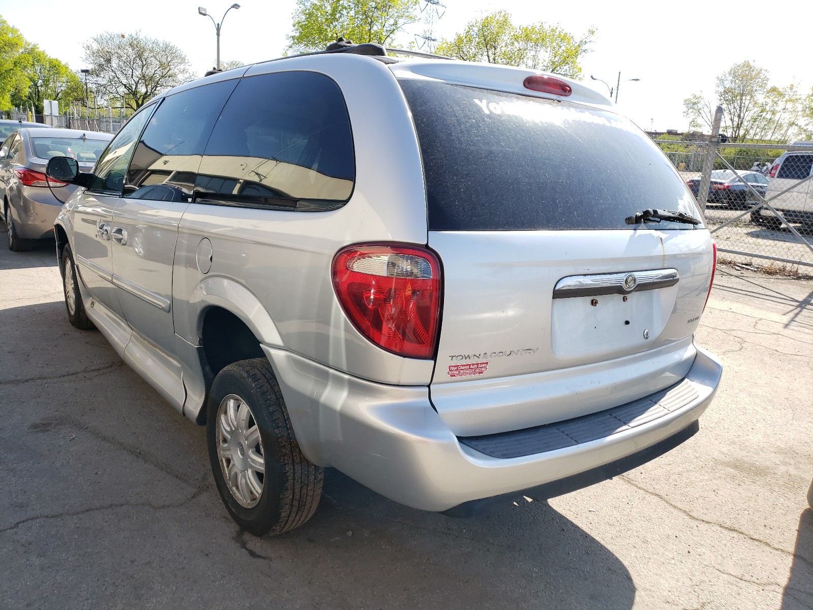 Photo 3 from auction – 2005 CHRYSLER TOWN & COU with VIN 2C4GP54L25R249666