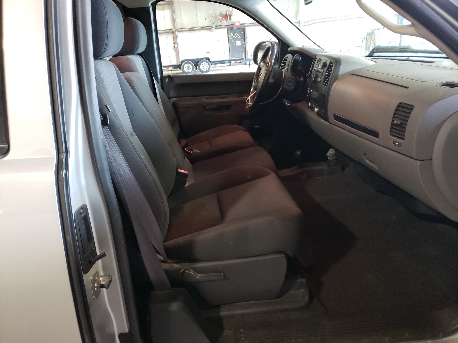 Photo 5 from auction – 2011 CHEVROLET SILVERADO with VIN 1GCRKREAXBZ300828